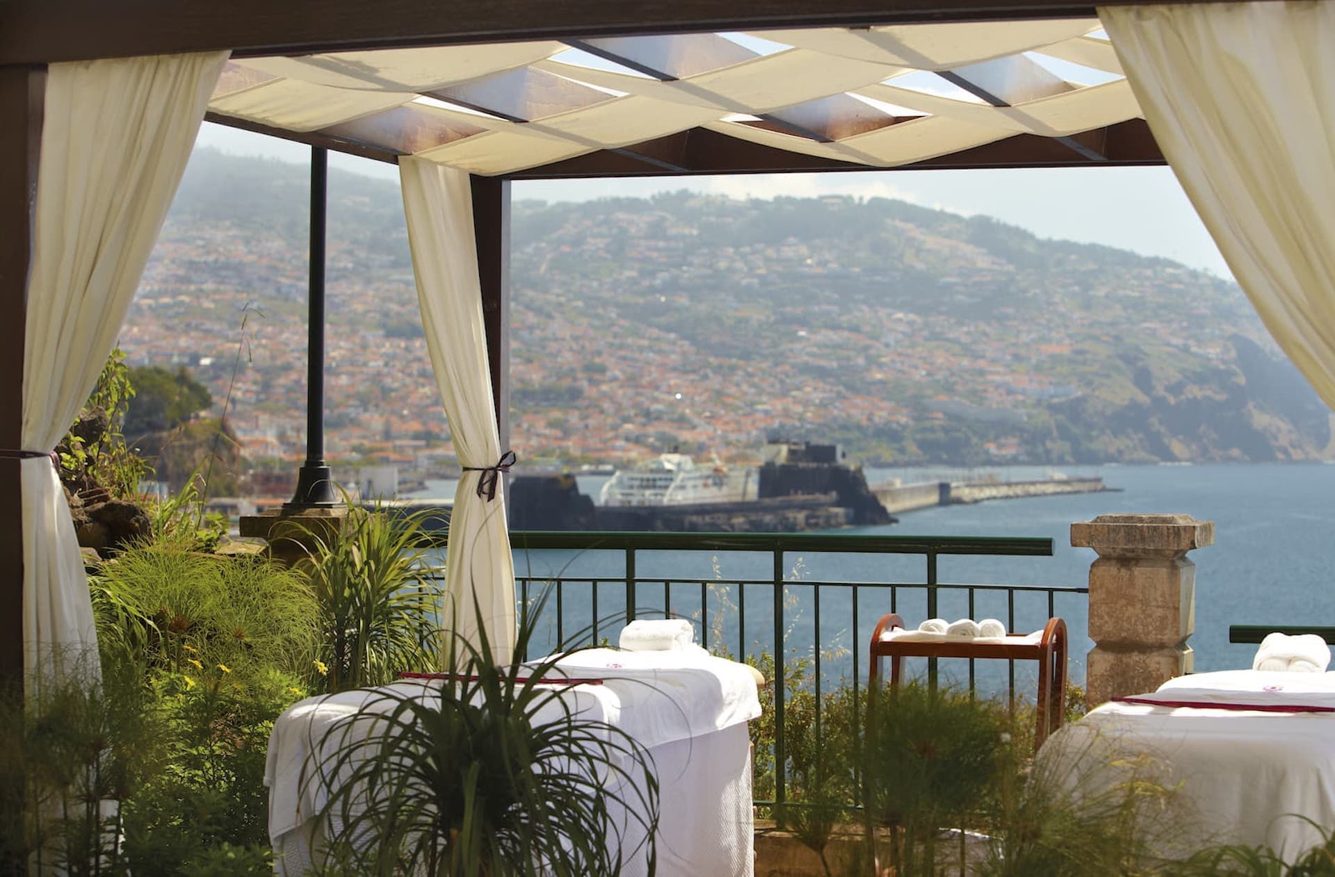 Gallery 3 BRIGHT AND BEAUTIFUL